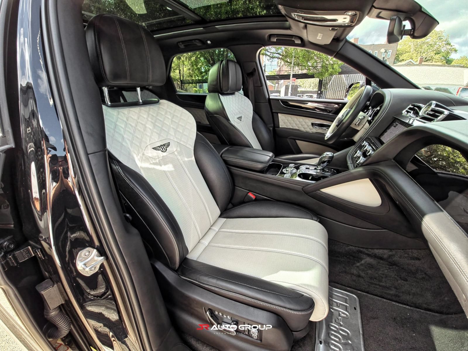 Used 2021 Bentley Bentayga AWD/4WD image 44