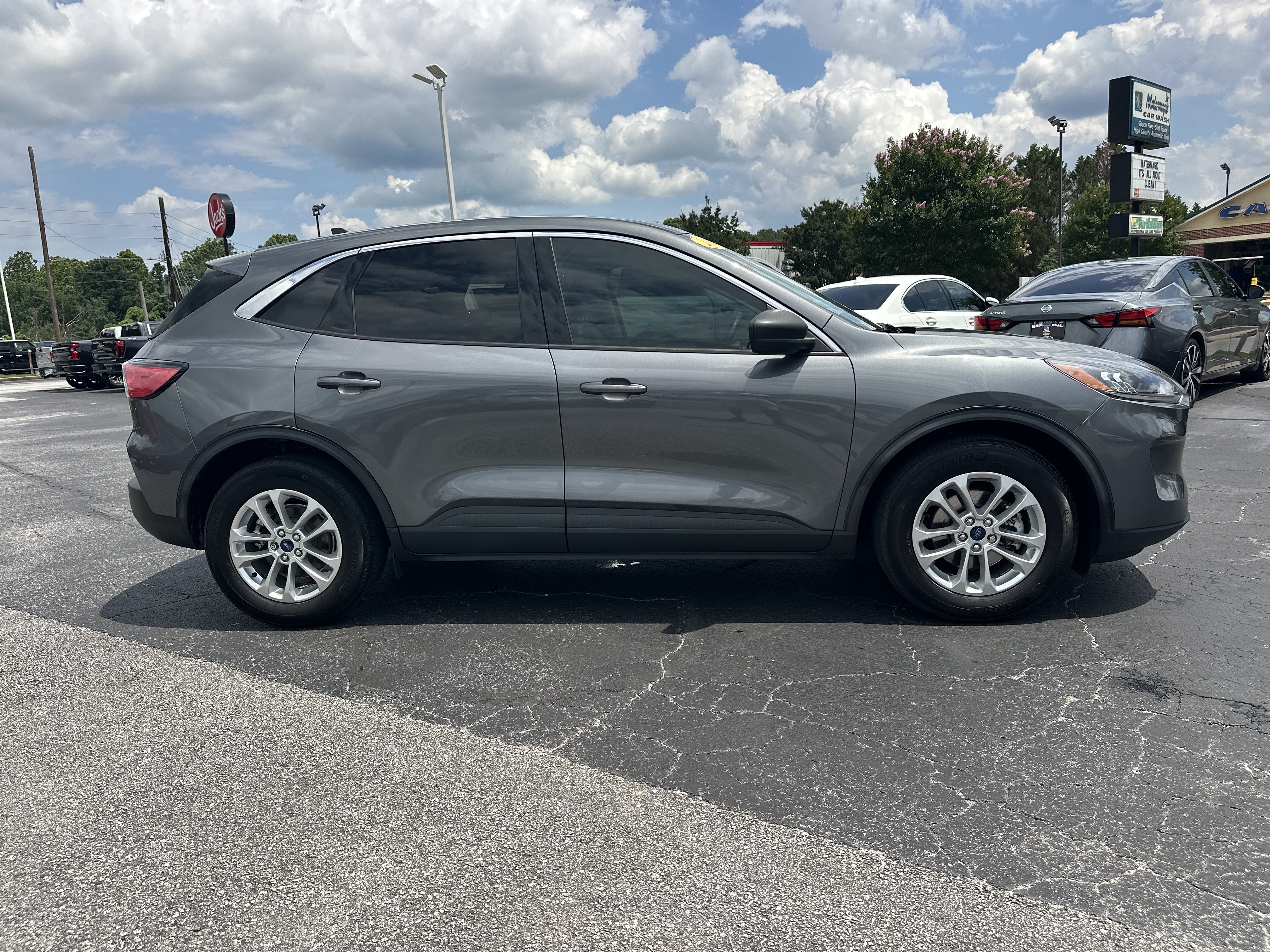 Used 2022 Ford Escape SE FWD image 9