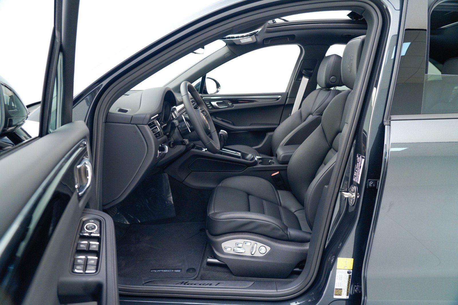 Certified 2026 Porsche Macan Turbo AWD/4WD image 17