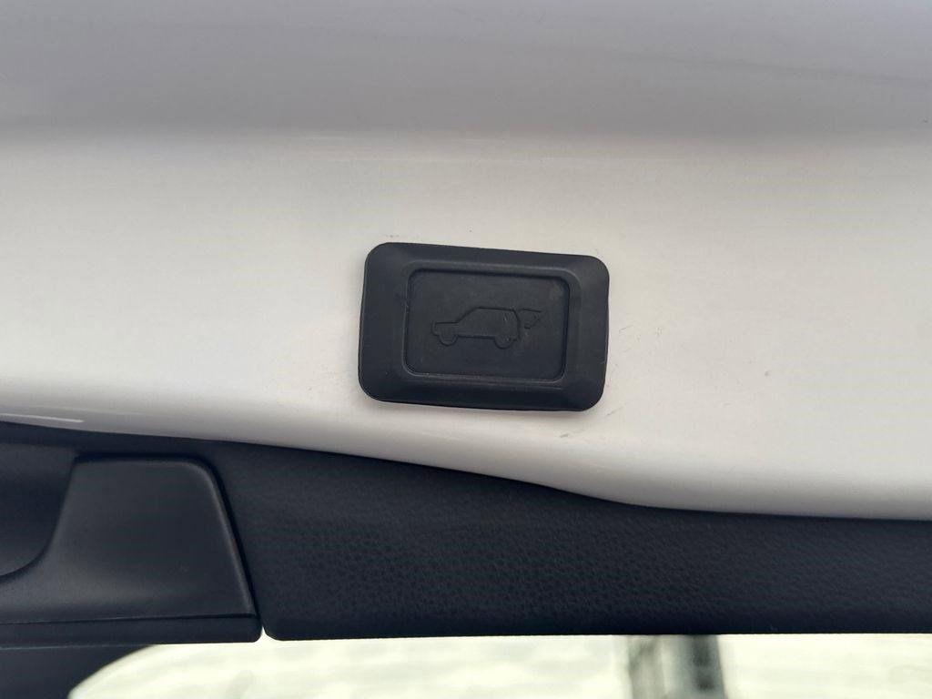 Used 2021 Toyota RAV4 XLE Premium AWD/4WD image 17