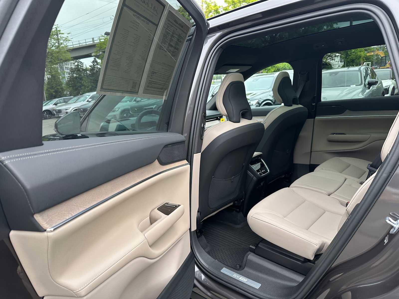 Used 2025 Volvo EX90 Plus w/ Protection Package Premier AWD/4WD image 16