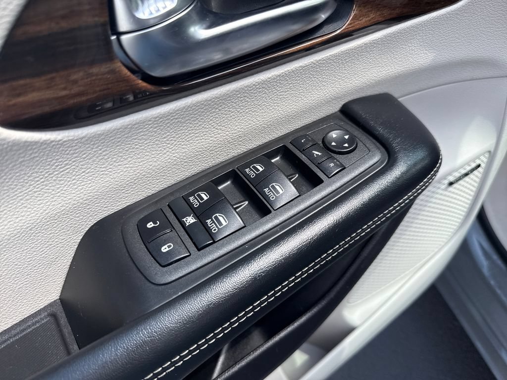 Used 2022 Chrysler Pacifica Limited FWD image 10