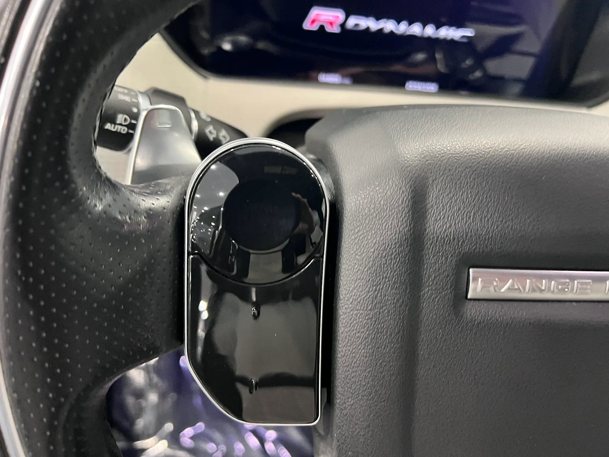 Used 2019 Land Rover Range Rover Velar R-Dynamic SE AWD/4WD image 17