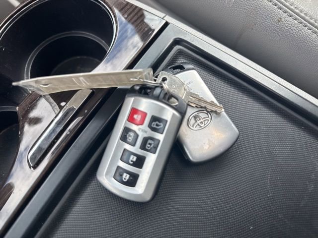 Used 2015 Toyota Sienna XLE w/ XLE Navigation Package FWD image 32