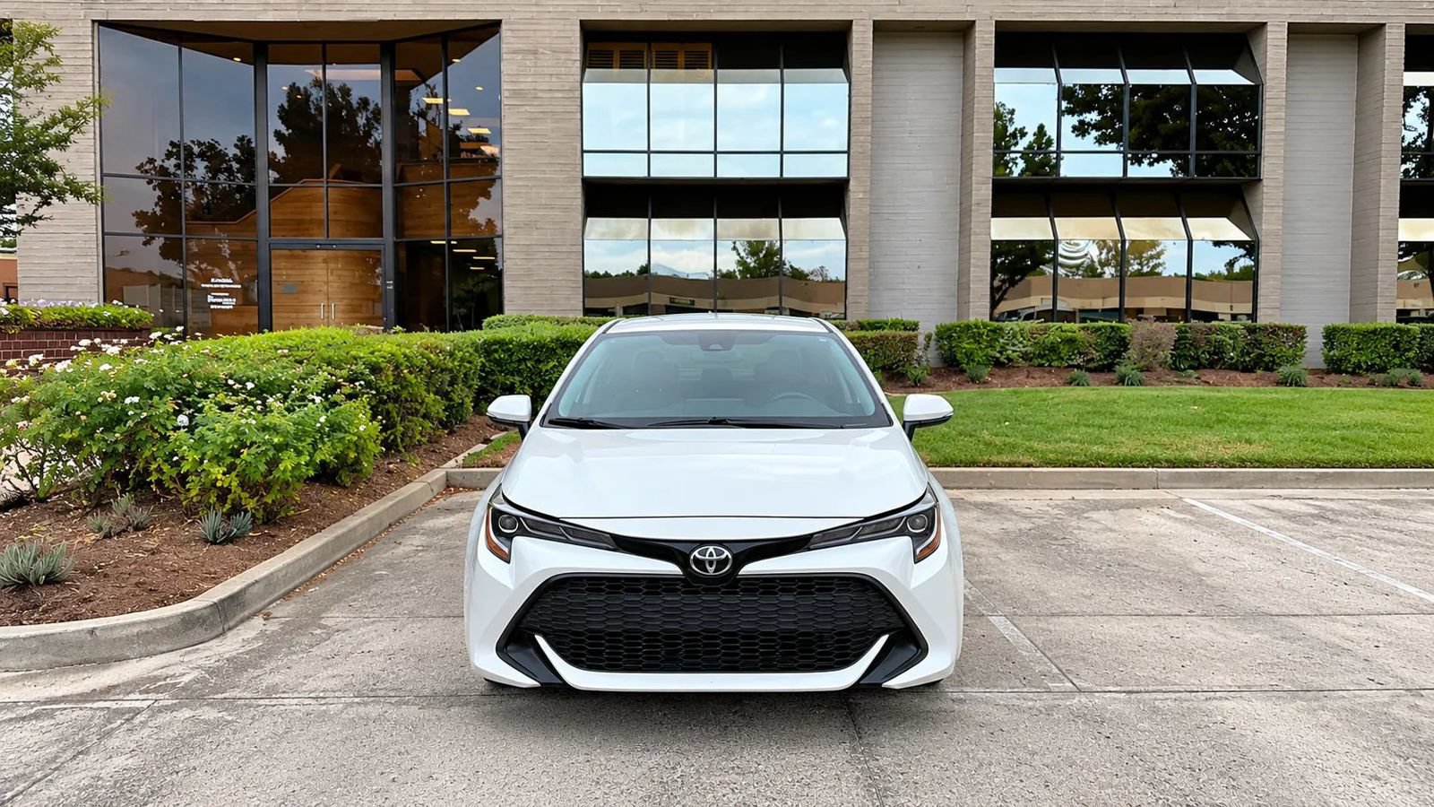Used 2019 Toyota Corolla SE w/ Carpet Mat Package FWD image 2