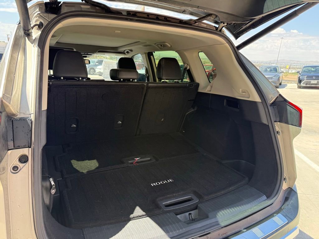 Used 2023 Nissan Rogue Platinum FWD image 11