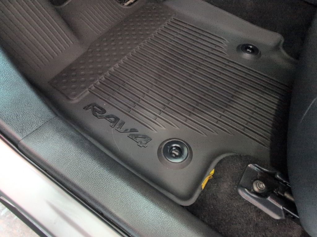 Used 2025 Toyota RAV4 XLE image 31