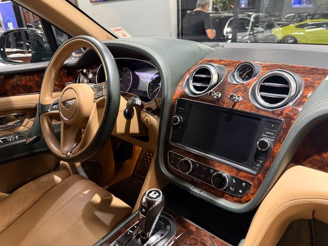 Used 2017 Bentley Bentayga AWD/4WD image 22