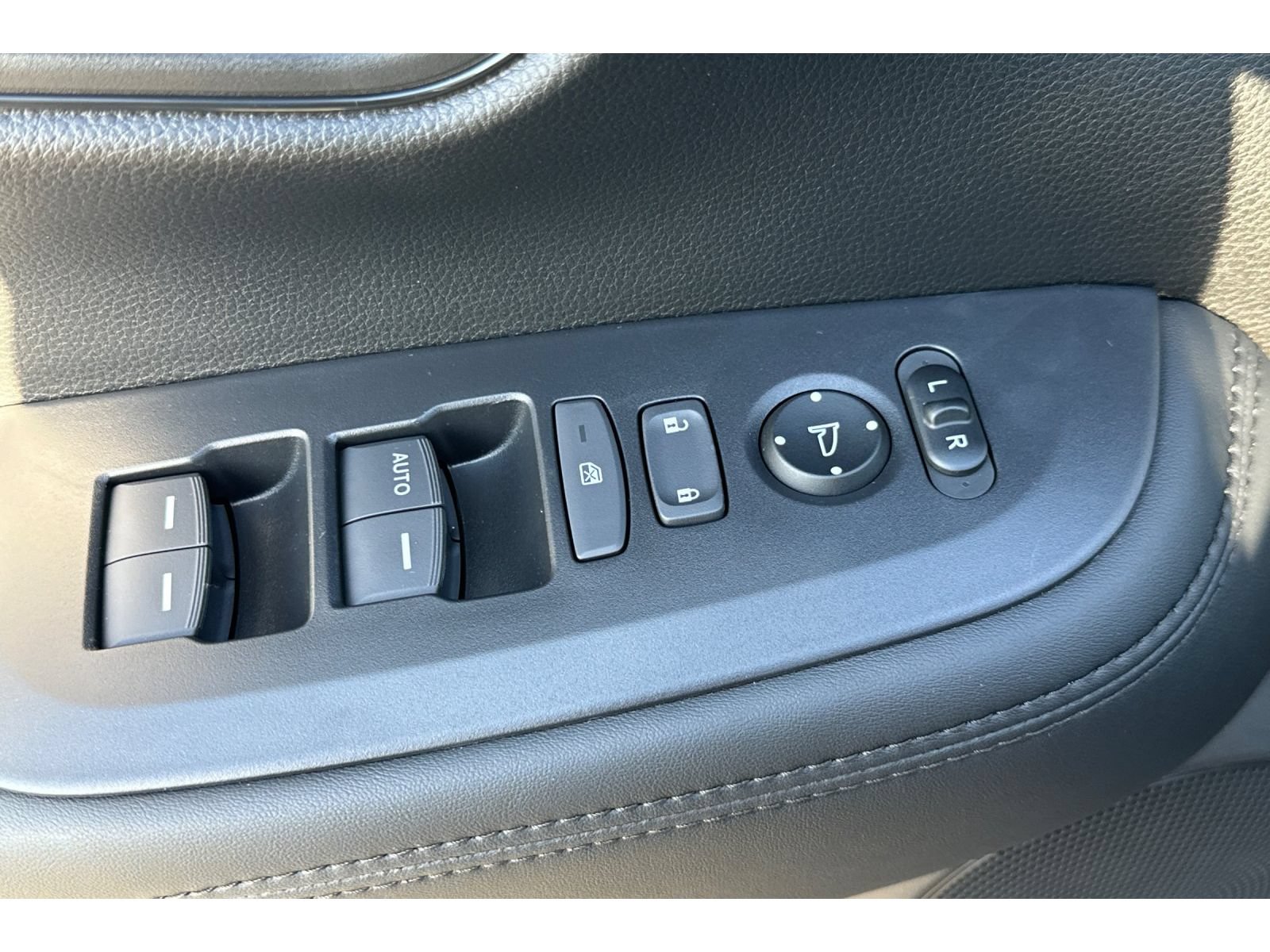Used 2027 Honda HR-V LX image 12