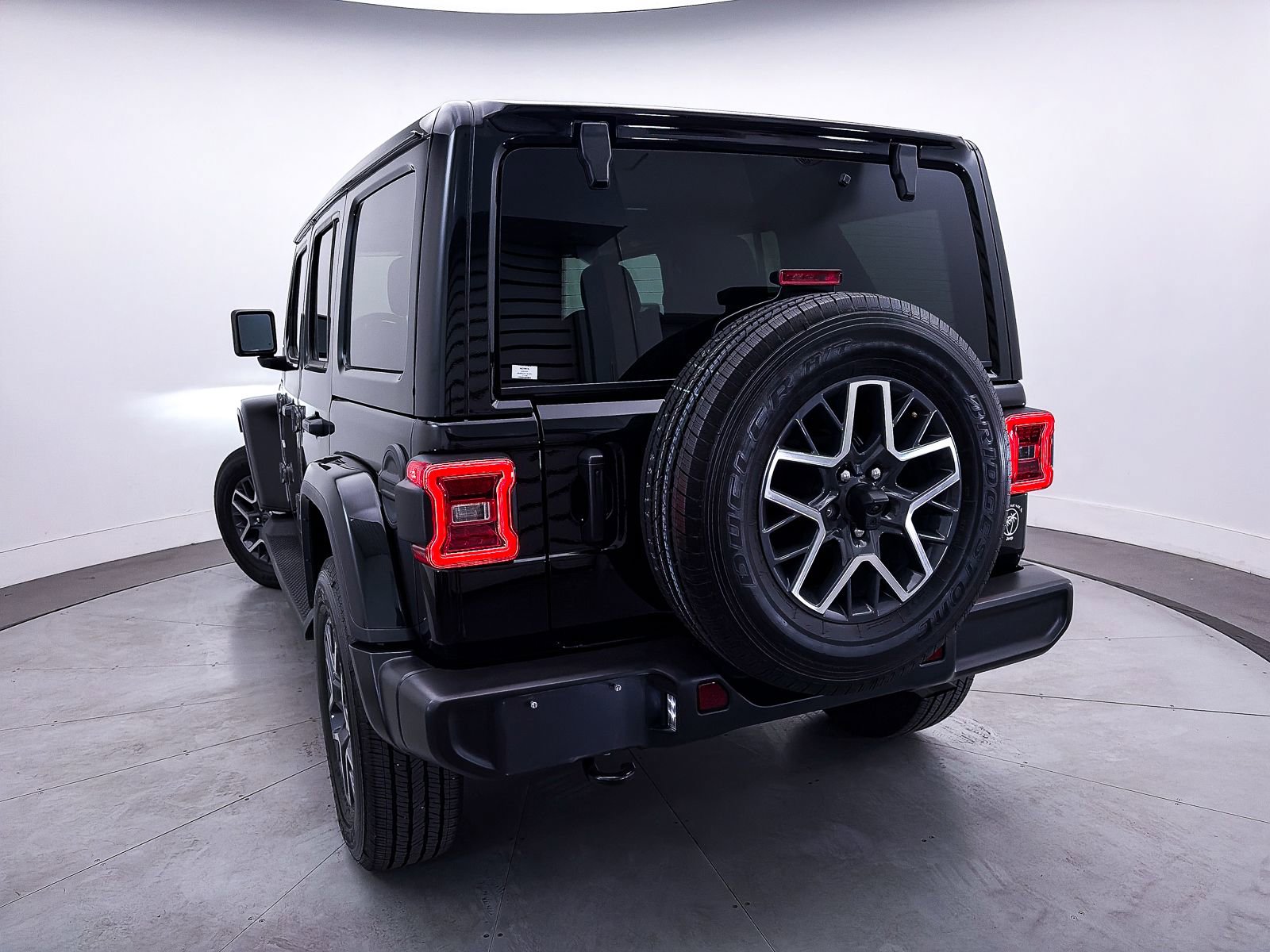 Used 2024 Jeep Wrangler Sahara w/ Technology Group image 11