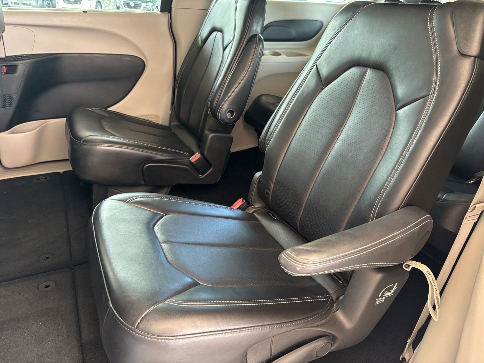 Used 2024 Chrysler Pacifica Touring-L FWD image 28