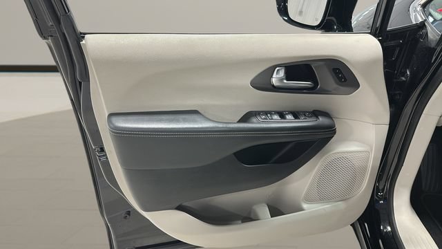 Used 2024 Chrysler Pacifica Touring-L FWD image 8