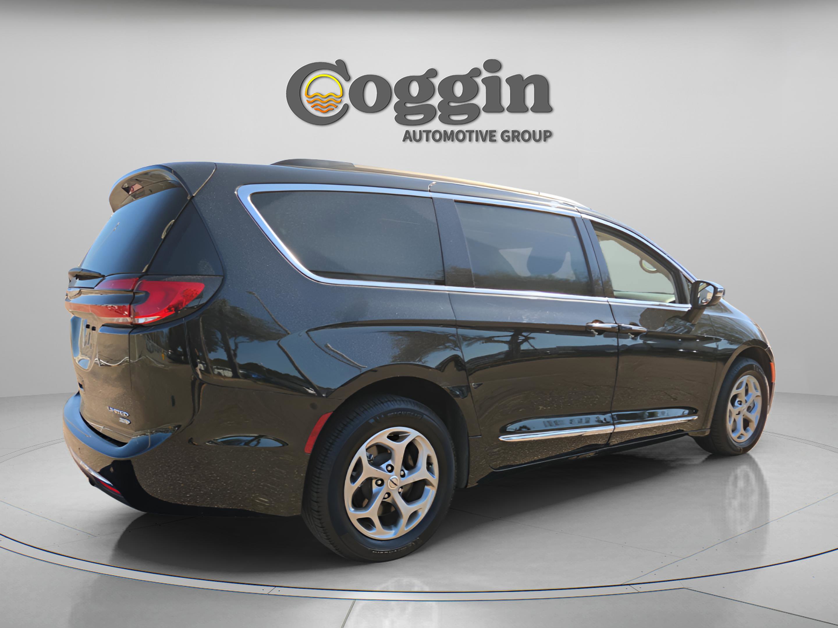 Used 2023 Chrysler Pacifica Limited w/ Uconnect Theater Family Group image 6