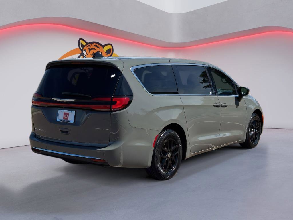 Used 2025 Chrysler Pacifica Select FWD image 5