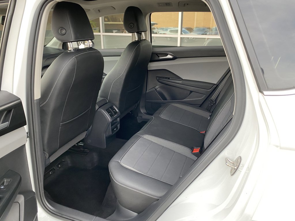 Used 2022 Volkswagen Taos SE w/ Panoramic Sunroof Package image 16