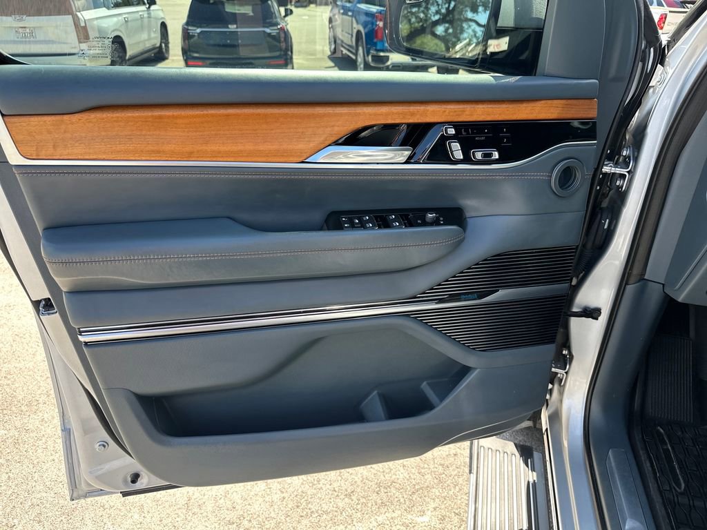 Used 2022 Jeep Grand Wagoneer Series III w/ Rear Seat Video Group 1 AWD/4WD image 15
