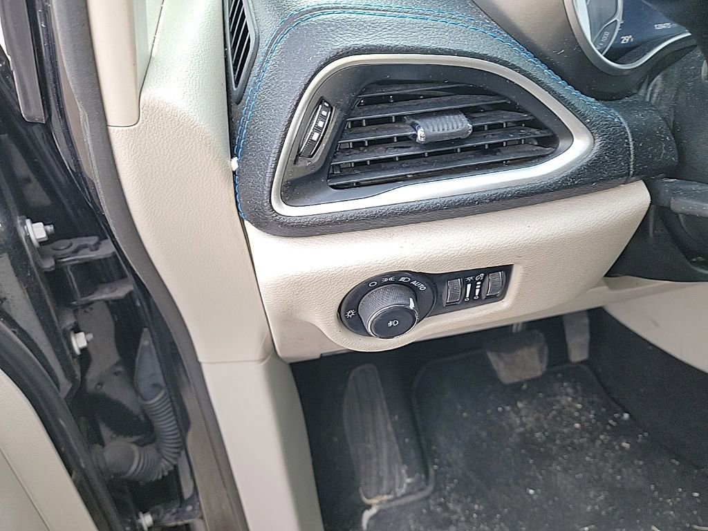 Used 2021 Chrysler Pacifica Touring w/ Cold Weather Group image 13