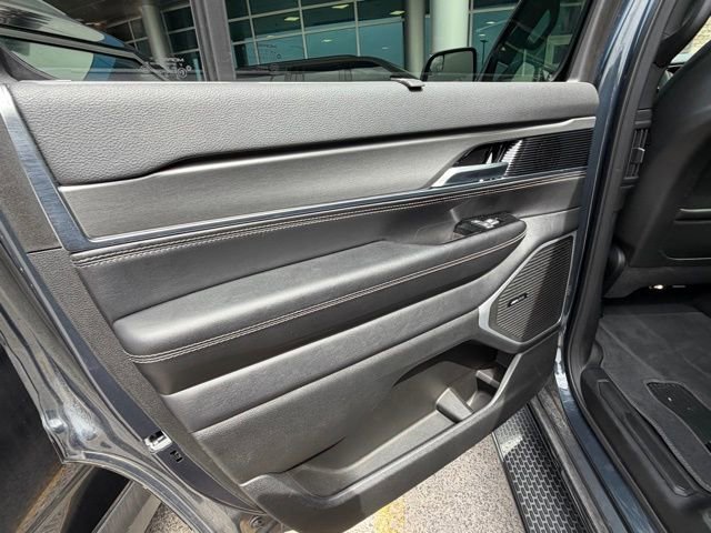 Used 2023 Jeep Wagoneer Series II w/ Convenience Group I AWD/4WD image 7