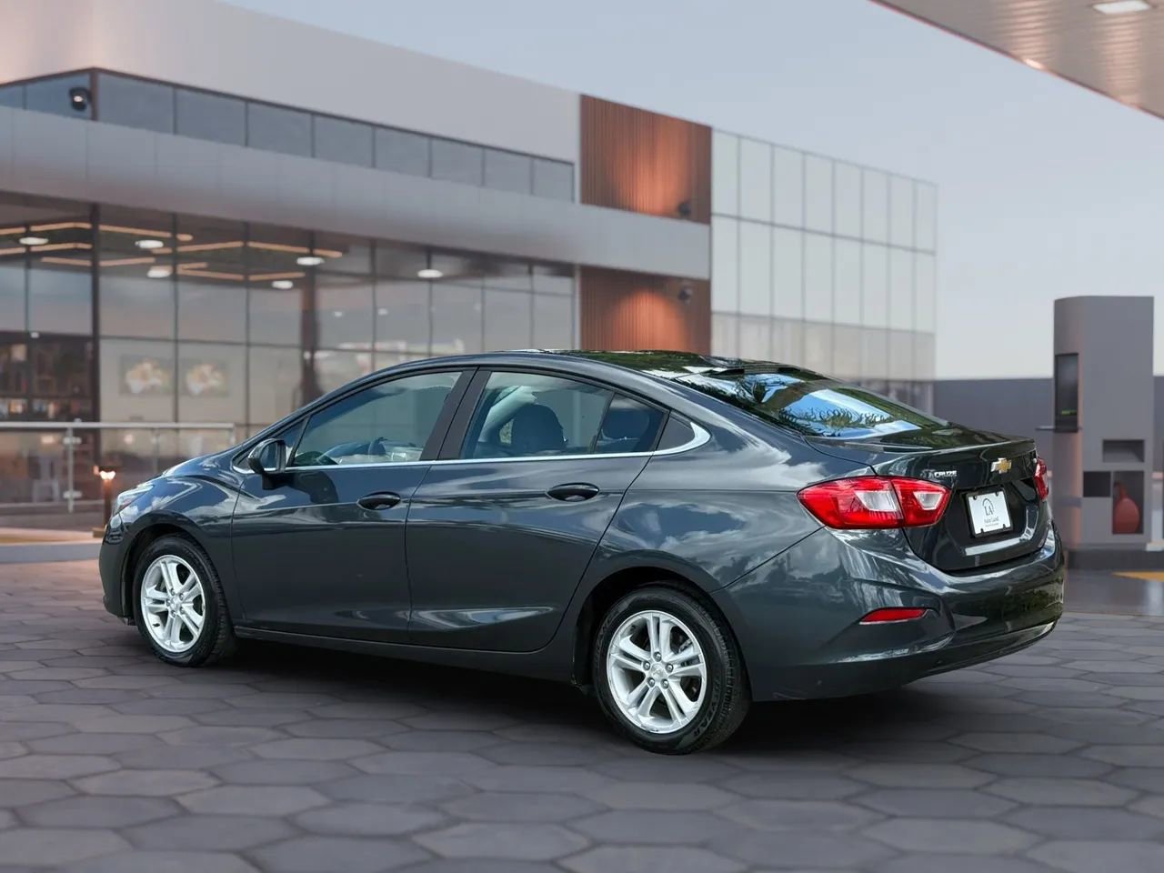 Used 2017 Chevrolet Cruze LT FWD image 4