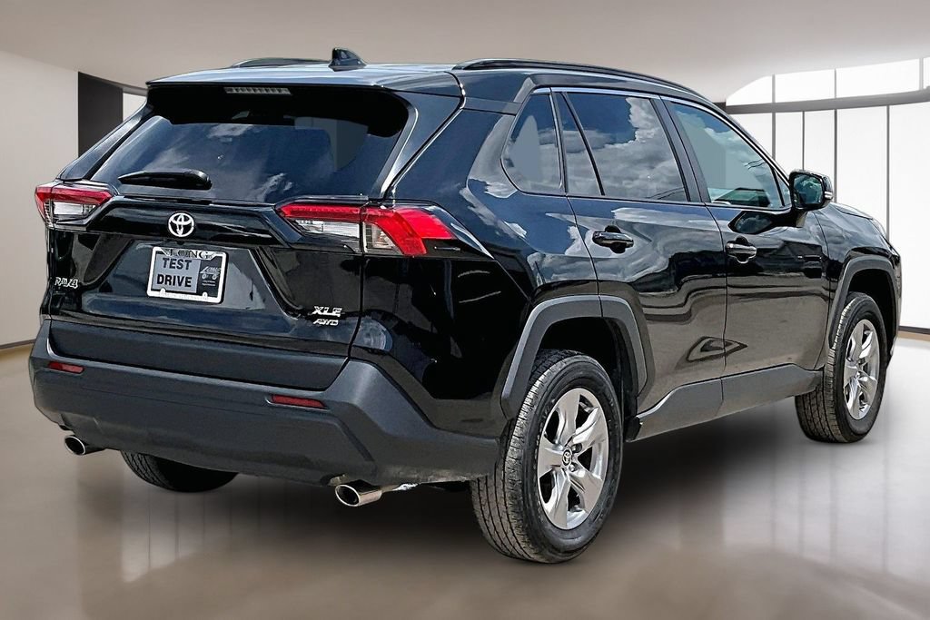 Used 2025 Toyota RAV4 XLE AWD/4WD image 2