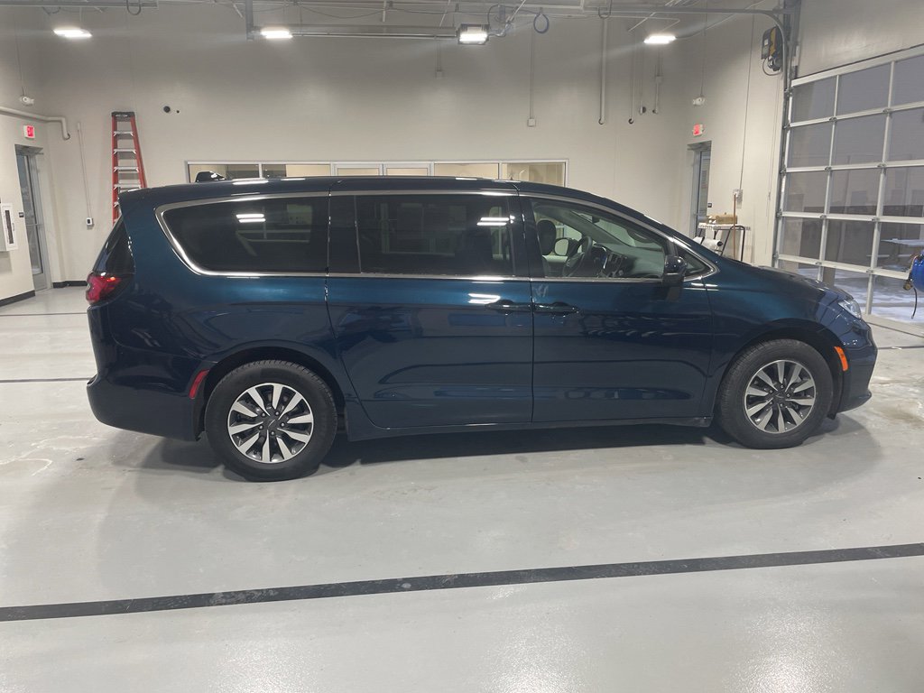 Used 2023 Chrysler Pacifica Touring-L w/ Uconnect Theater Family Group image 6