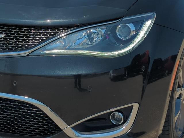 Used 2020 Chrysler Pacifica Limited w/ Tire & Wheel Group FWD image 9