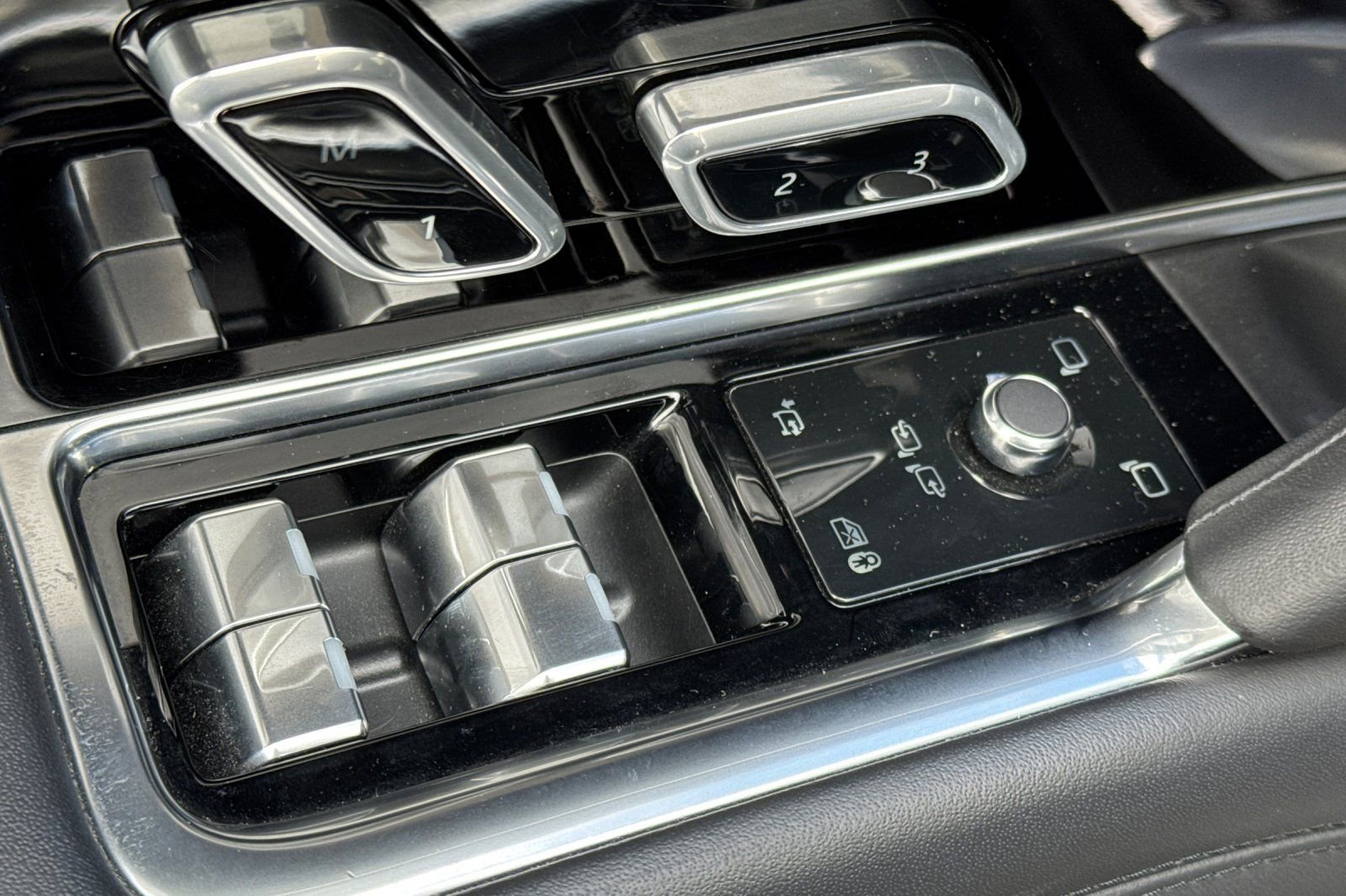 Used 2023 Land Rover Range Rover Autobiography image 11