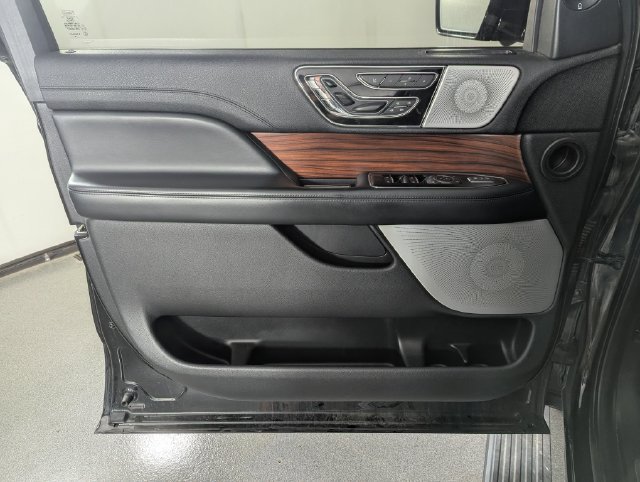 Used 2020 Lincoln Navigator Reserve w/ Equipment Group 208A Reserve AWD/4WD image 9