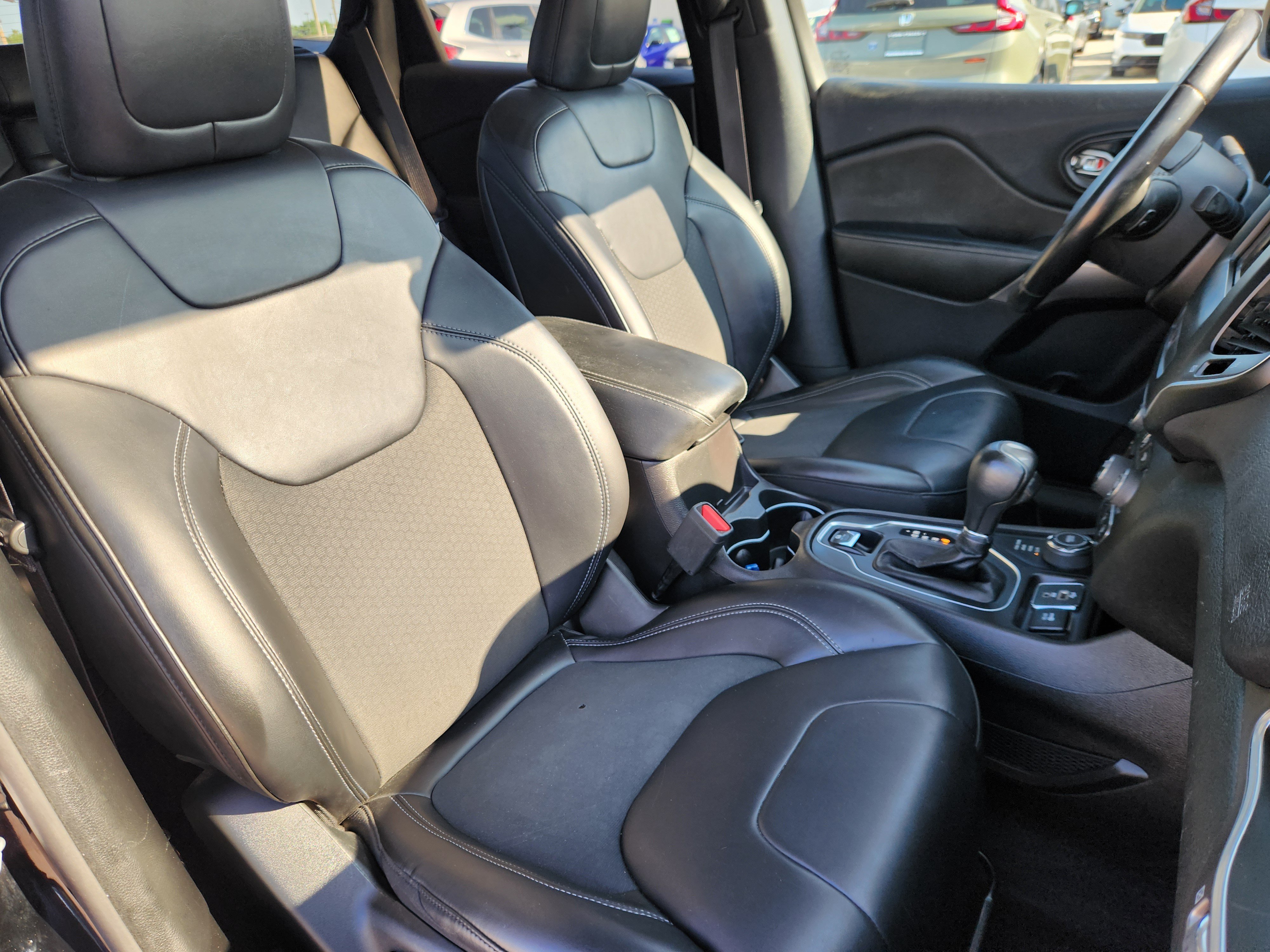 Used 2019 Jeep Cherokee Latitude Plus w/ Comfort/Convenience Group AWD/4WD image 14