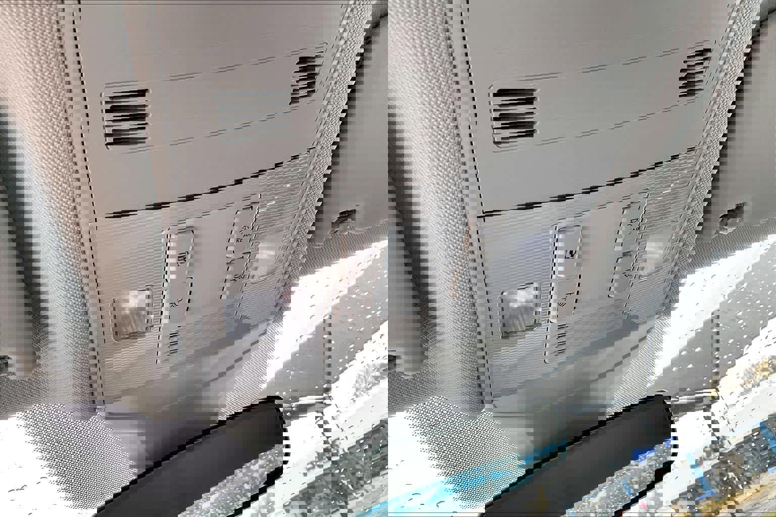 Used 2025 Volkswagen Jetta SE image 31