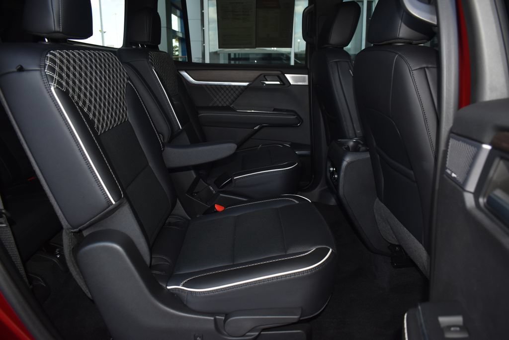 Used 2024 GMC Acadia Denali w/ Super Cruise Package FWD image 17
