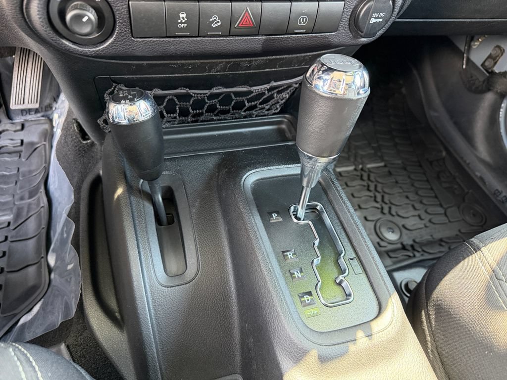 Used 2014 Jeep Wrangler Unlimited Rubicon w/ Connectivity Group AWD/4WD image 27