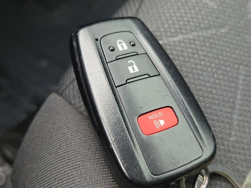 Used 2022 Toyota RAV4 XLE image 32