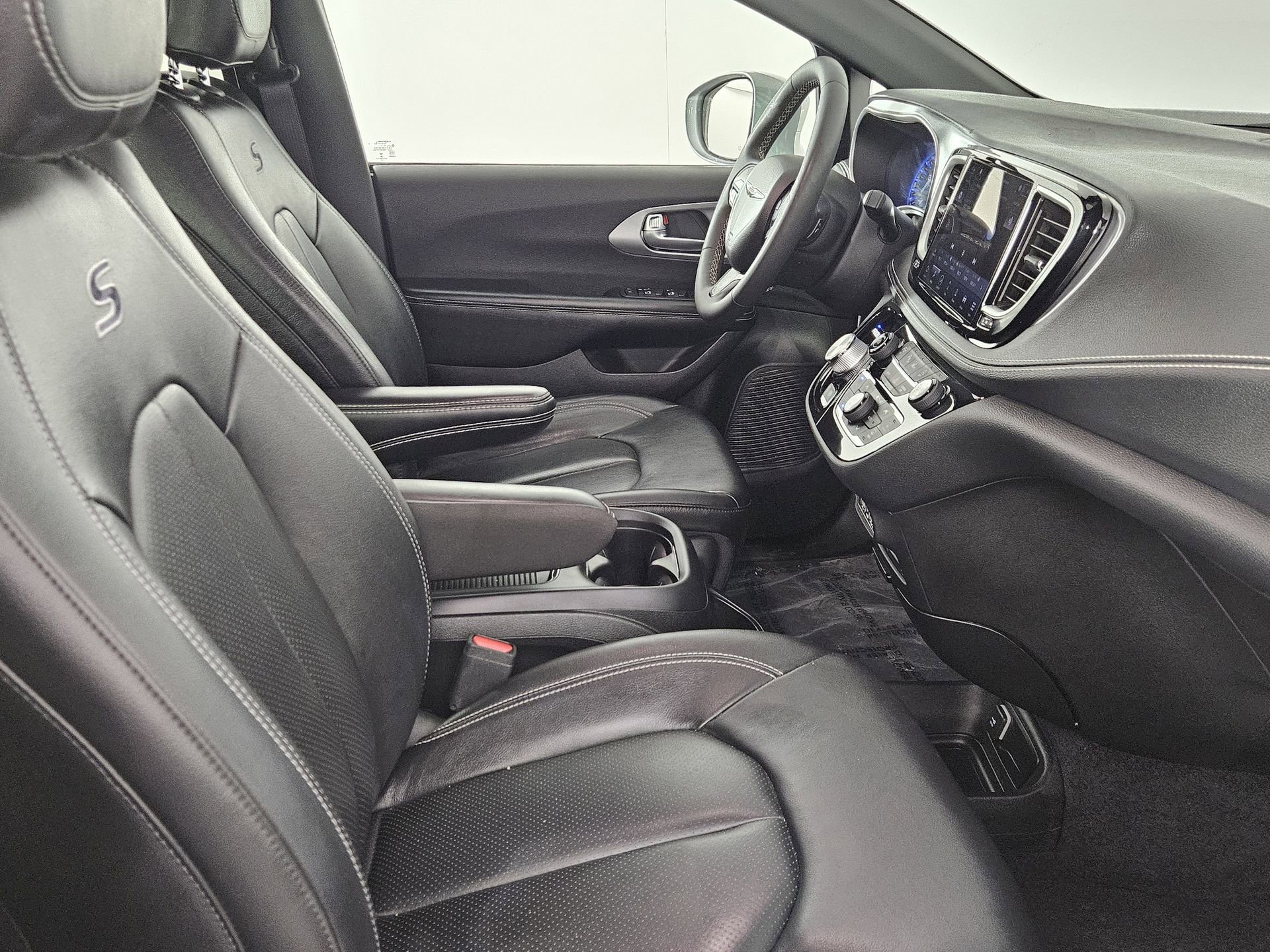 Used 2022 Chrysler Pacifica Touring-L w/ Uconnect Theater Family Group AWD/4WD image 39