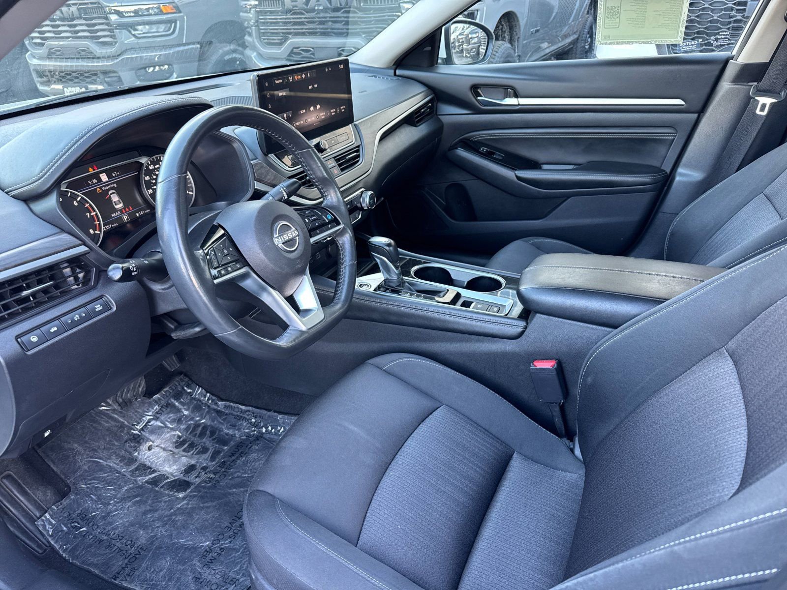 Used 2023 Nissan Altima 2.5 SV w/ SV Premium Package FWD image 10