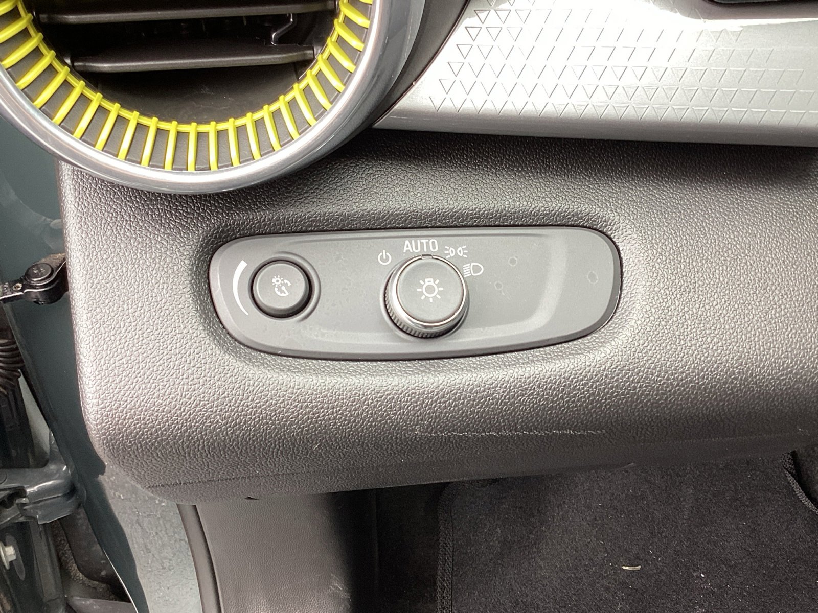 Used 2025 Chevrolet Trax LT FWD image 28