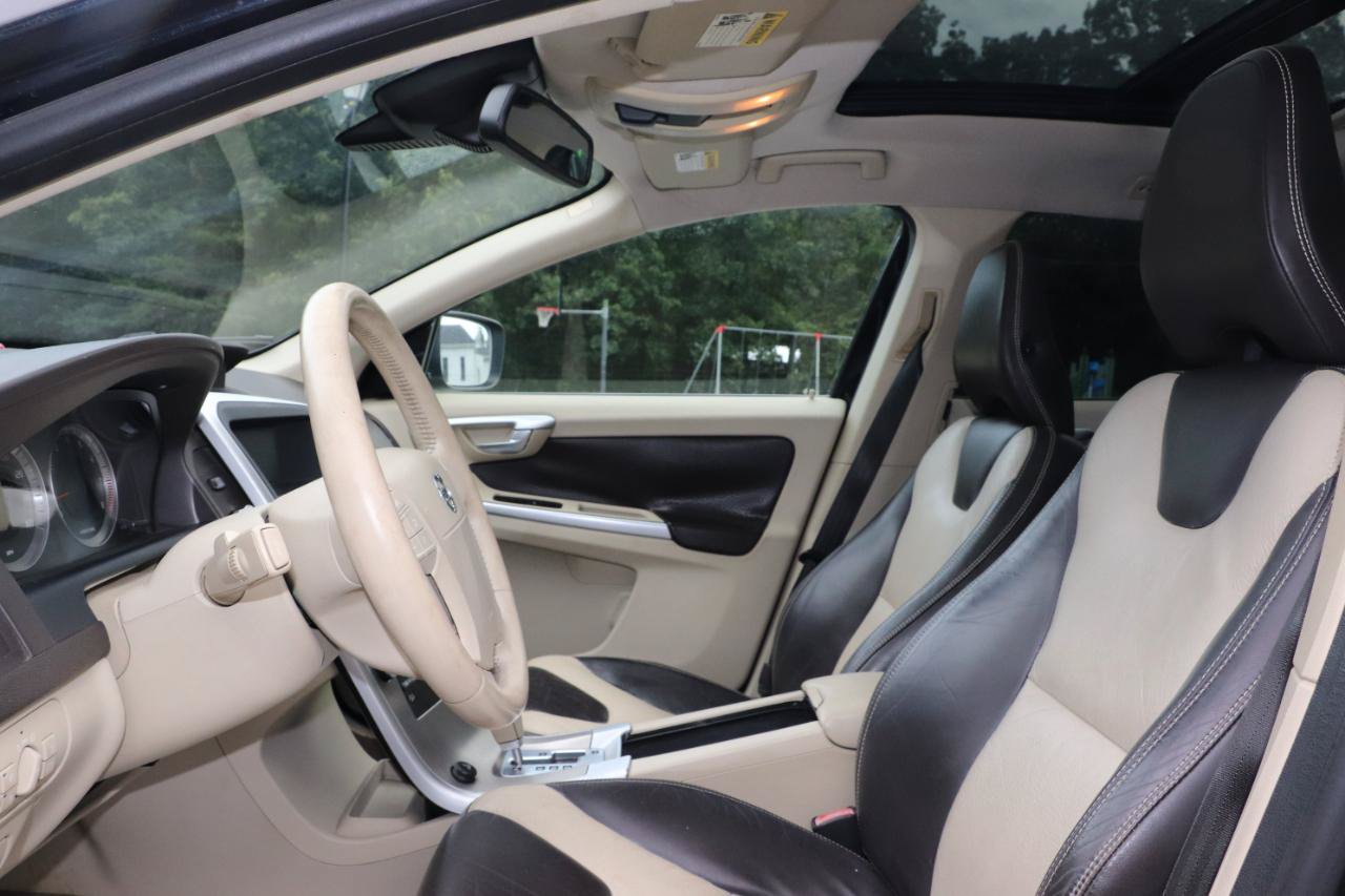 Used 2010 Volvo XC60 T6 AWD/4WD image 9