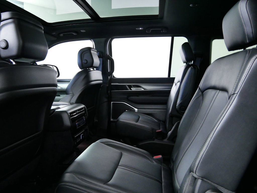 Used 2024 Jeep Wagoneer L Series II image 31