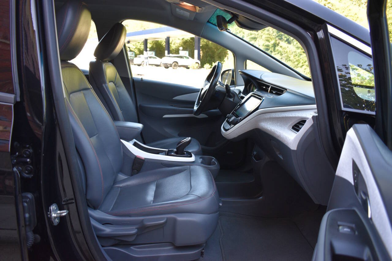 Used 2021 Chevrolet Bolt Premier w/ Infotainment Package FWD image 8