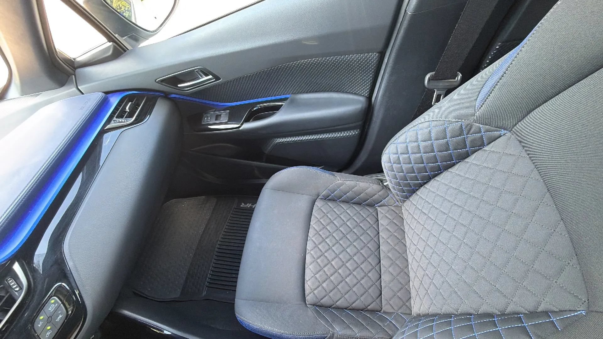 Used 2020 Toyota C-HR XLE FWD image 14