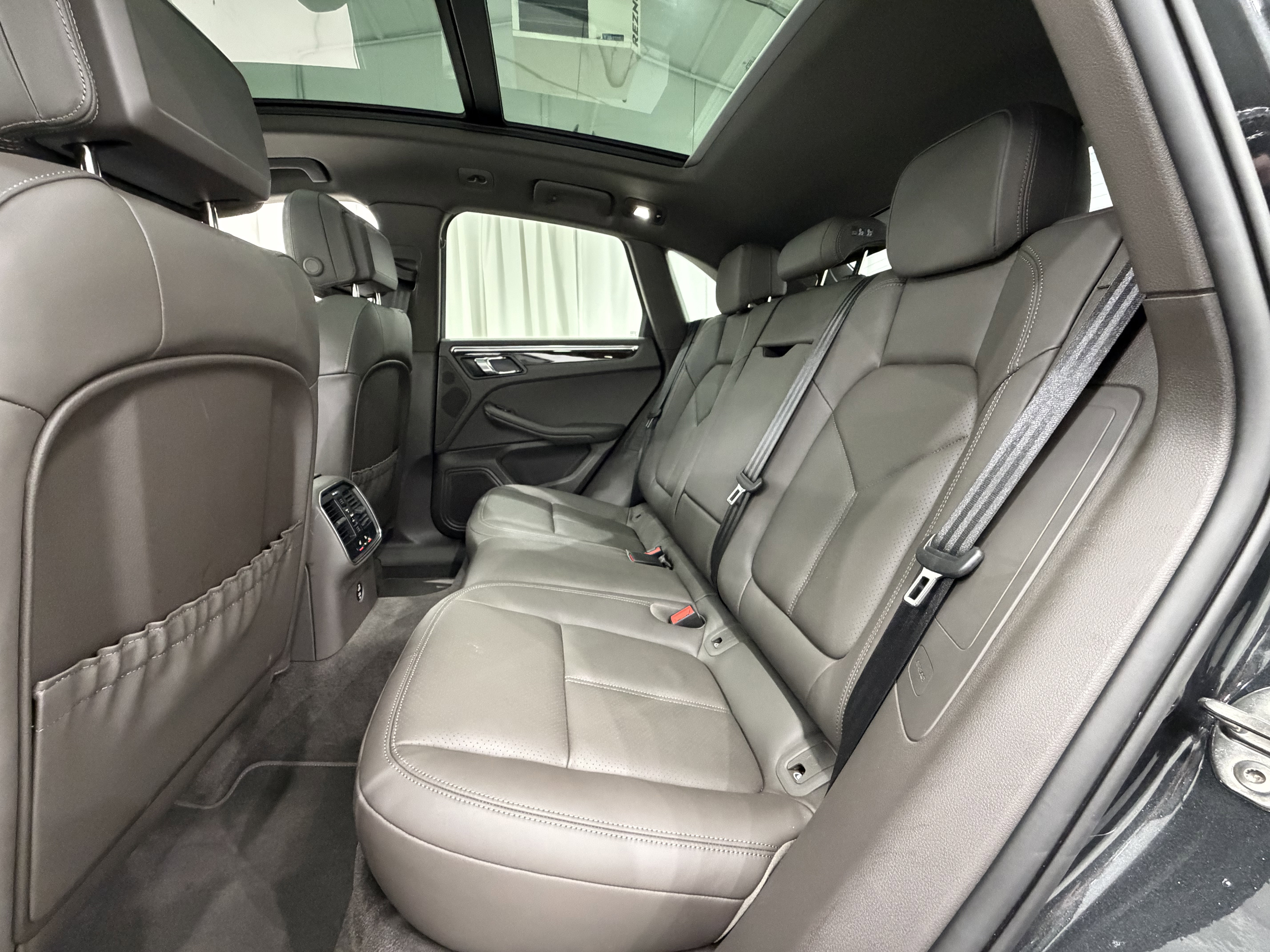 Certified 2025 Porsche Macan image 20