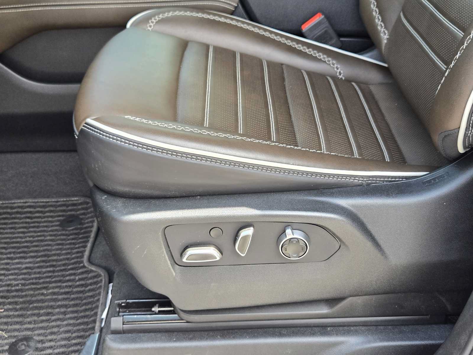 Certified 2025 GMC Yukon Denali Ultimate AWD/4WD image 24