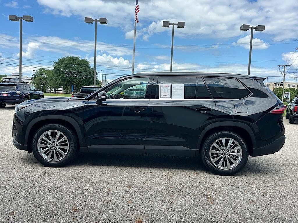 Certified 2025 Toyota Grand Highlander AWD image 2