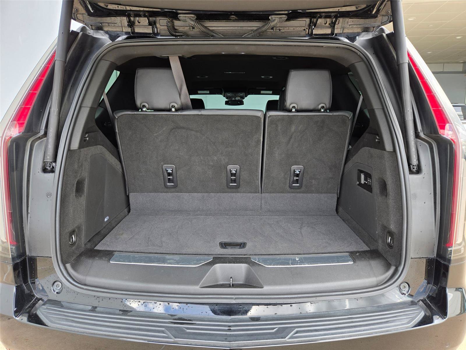 Used 2022 Cadillac Escalade Luxury AWD/4WD image 32