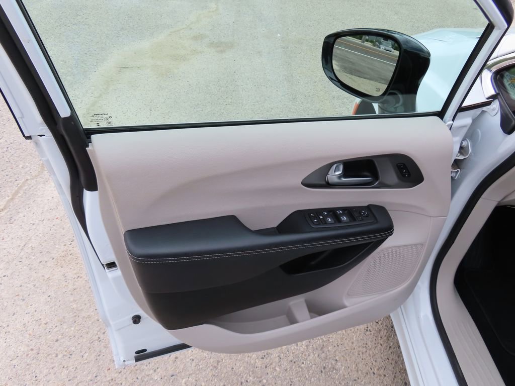 Certified 2024 Chrysler Pacifica Touring-L FWD image 22