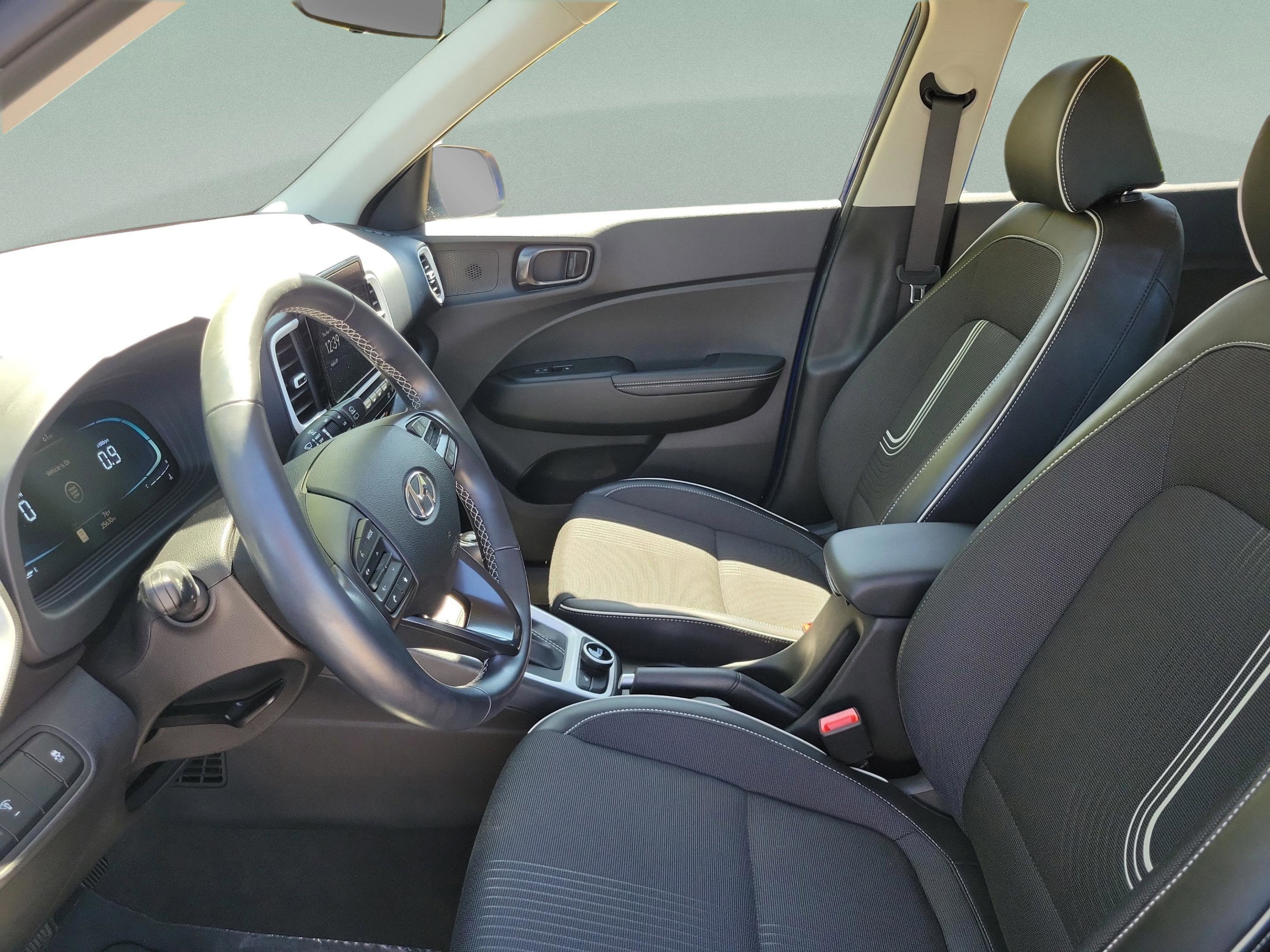 Certified 2023 Hyundai Venue Limited w/ Cargo Package image 15