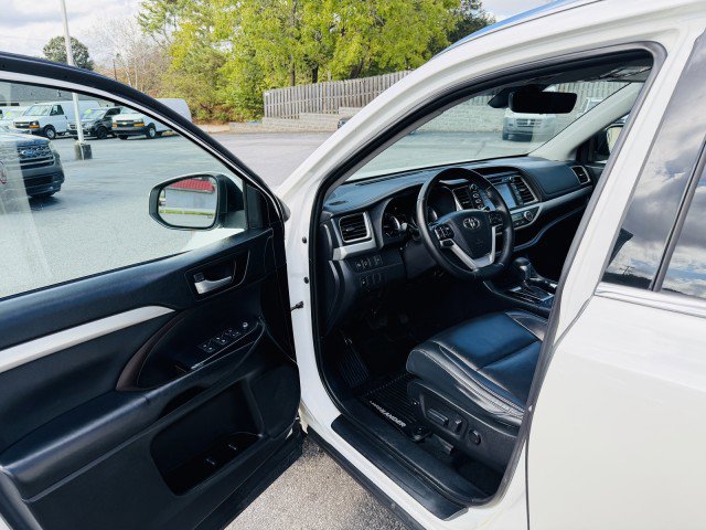 Used 2019 Toyota Highlander XLE image 11