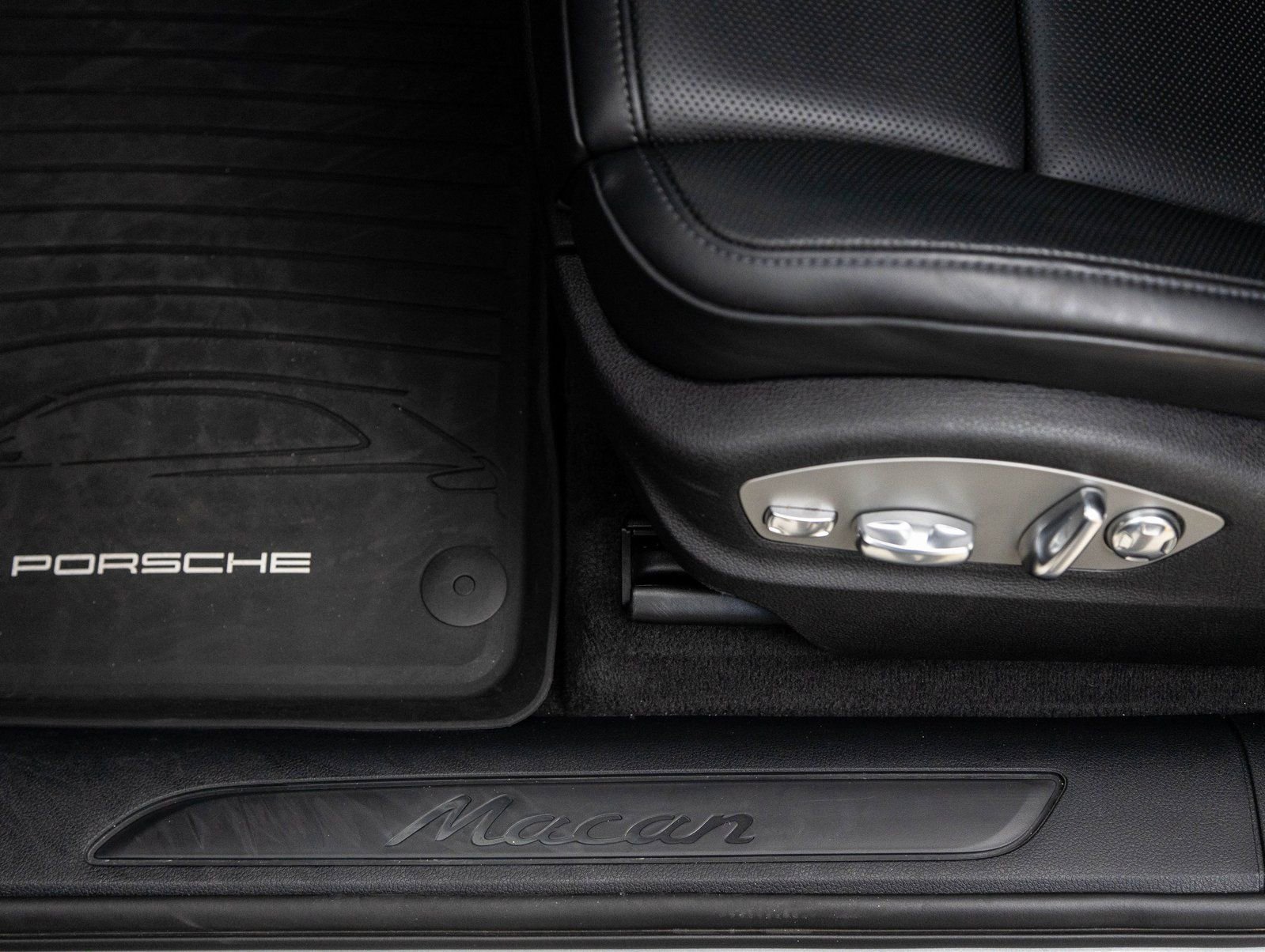 Certified 2025 Porsche Macan image 21