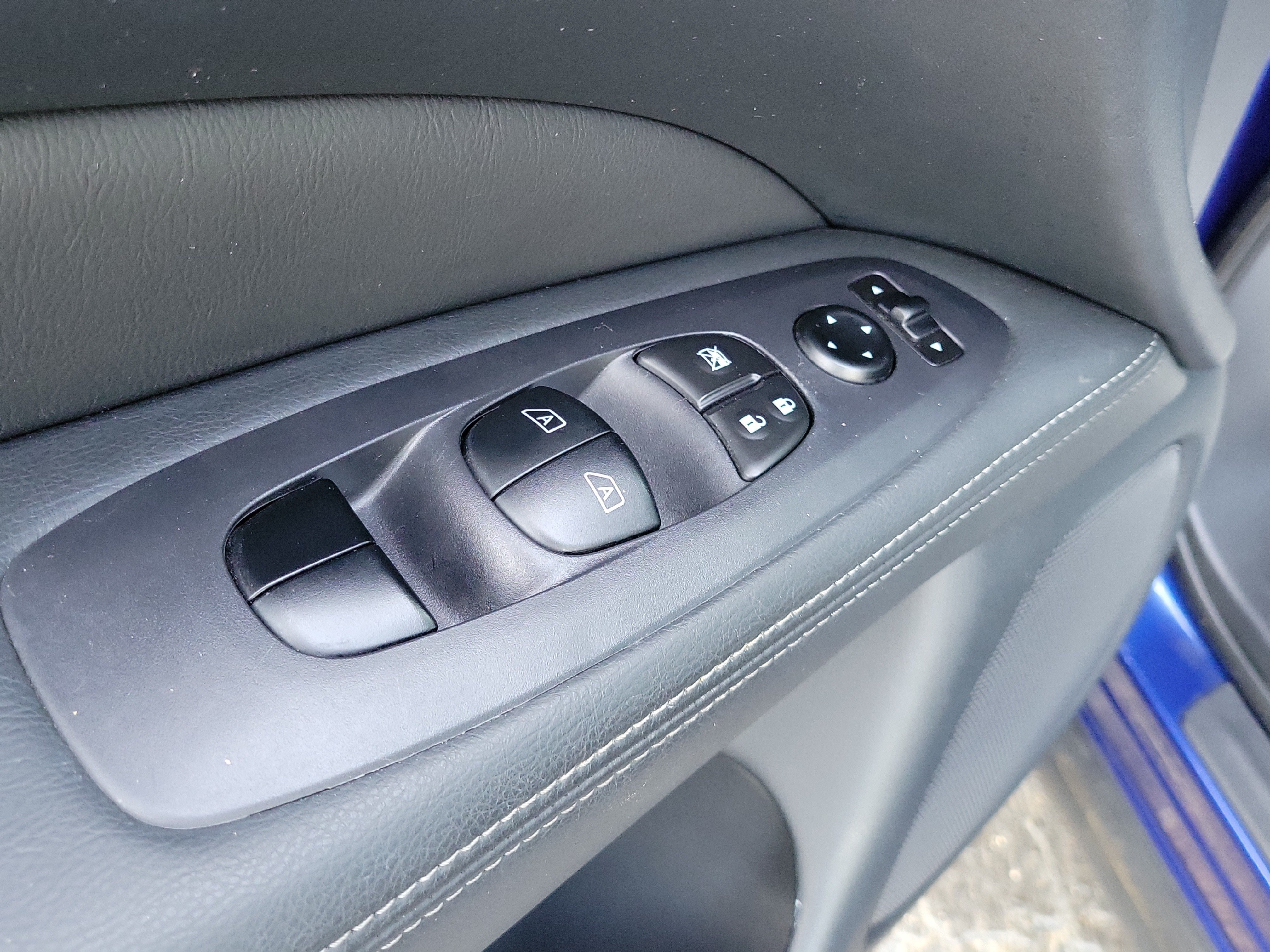 Used 2018 Nissan Pathfinder SV FWD image 18