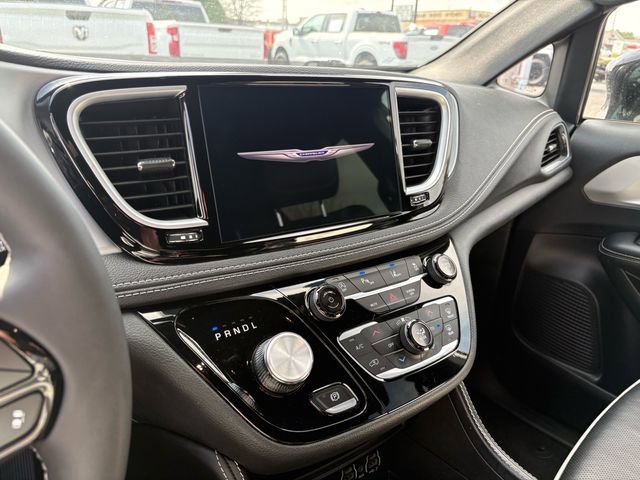 Used 2025 Chrysler Pacifica Limited FWD image 10